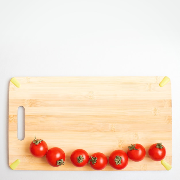 사진 나무 보드에 신선한 빨간 토마토