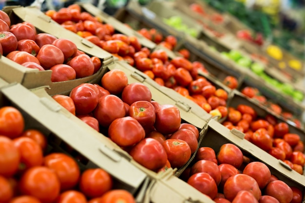 Свежие красные помидоры в супермаркете