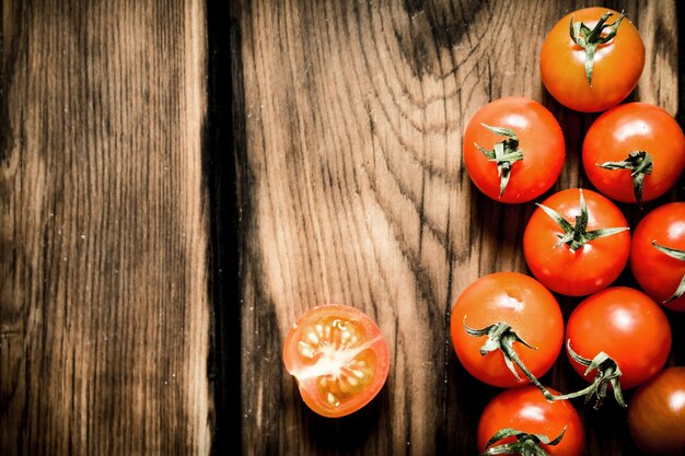 フレッシュレッドトマト。木製の背景に。