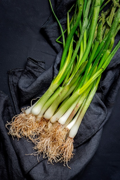 Photo fresh red and white onions on dark wall