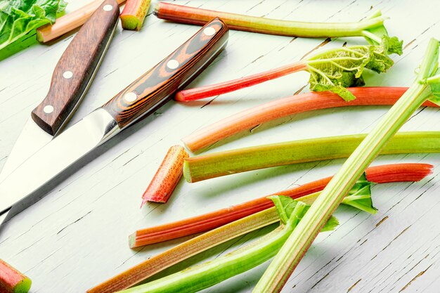 Photo fresh rhubarb stem on old wooden table