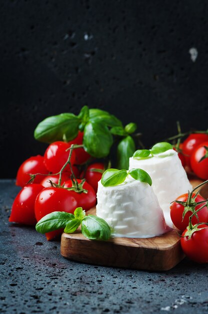 Foto ricotta fresca con pomodoro e basilico