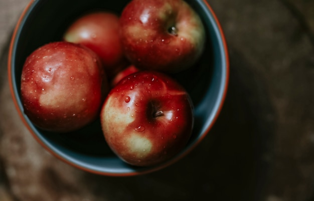 Свежие спелые яблоки в миске