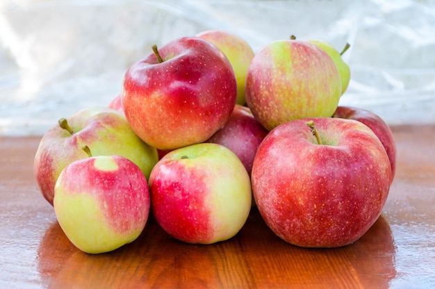 Фото Свежие спелые яблоки на деревянном столе. яблоки
