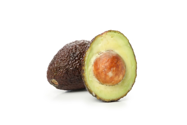 Avocado maturo fresco isolato su priorità bassa bianca