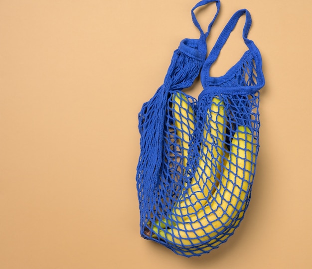 Фото Свежие спелые бананы в синей текстильной эко-сумке, вид сверху