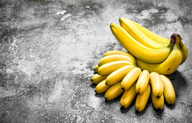 https://img.freepik.com/premium-photo/fresh-ripe-bananas-rustic-table_220925-9834.jpg?size=626&ext=jpg