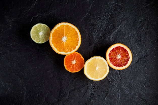 新鮮な熟した柑橘系の果物を半分にカット