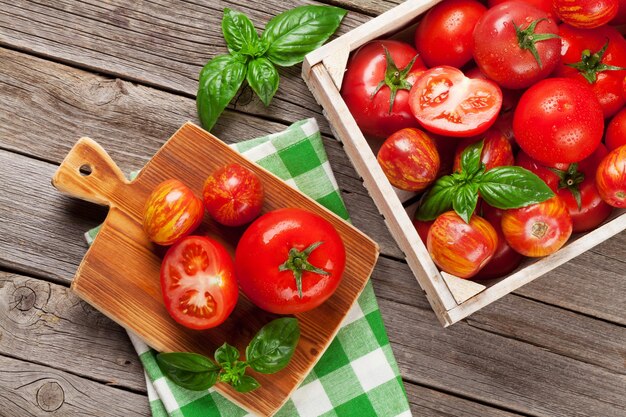 写真 新鮮な完熟ガーデン トマトとバジル