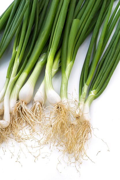 Foto cipolle verdi fresche mature, scalotte o cipolle su sfondo bianco