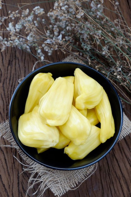 나무 배경에 그릇에 신선한 익은 Jackfruit