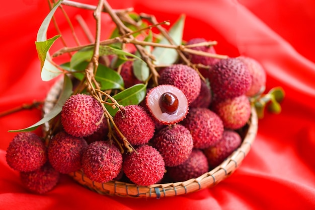 Frutta matura fresca di litchi frutta tropicale pelata fetta di litchi in thailandia litchi sul cestino