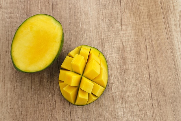 Photo fresh and ripe mango fruit on wooden background space for text