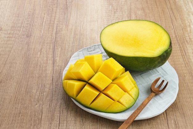 Photo fresh and ripe mango fruit on wooden background space for text