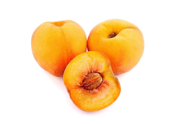 白い表面に分離された新鮮な熟した桃