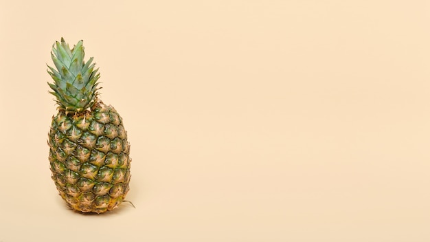 Foto ananas maturo fresco su fondo beige