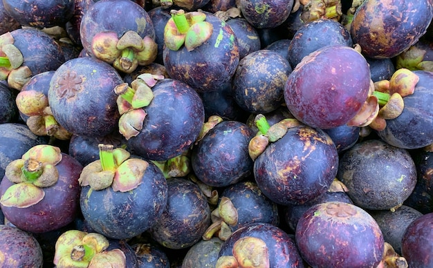 背景の新鮮な熟した紫色のマンゴスチン
