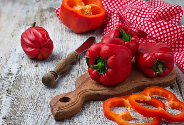 Фото Свежий спелый красный болгарский перец