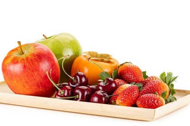 나무 접시에 신선한 익은 빨강 및 녹색 사과, 체리, 딸기