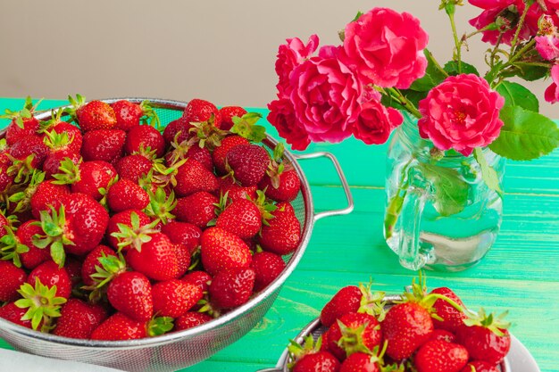 Fragole rosse mature fresche sulla tavola del giardino