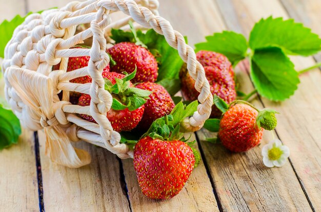 Photo fresh, ripe strawberry collected in a basket