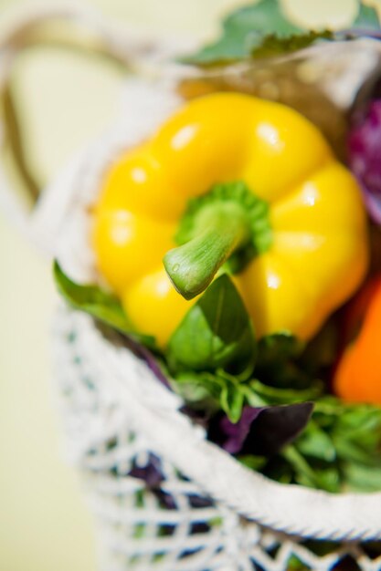 新鮮で熟した夏の野菜を近くで見る