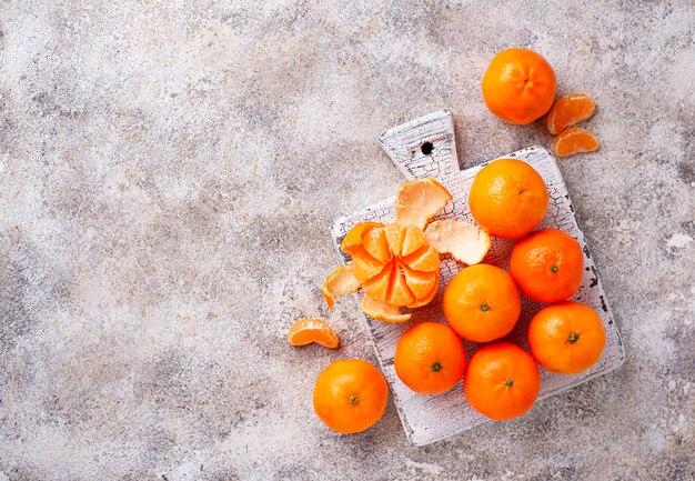 Photo fresh ripe tangerines on light background