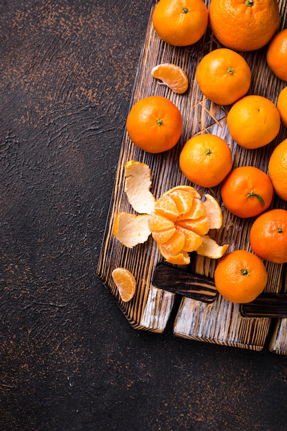 Photo fresh ripe tangerines on wooden board