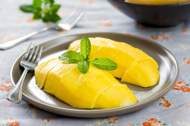 Свежее спелое тайское манго в блюде