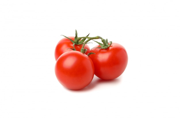 Pomodori maturi freschi isolati su fondo bianco