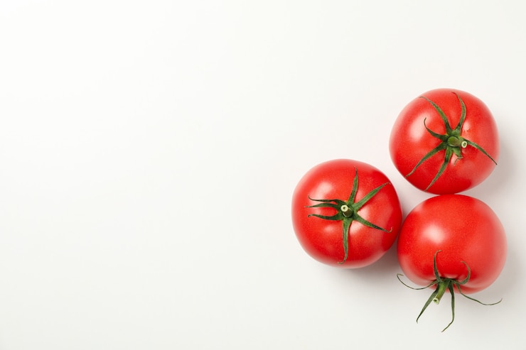 Photo 흰색 배경, 평면도에 신선한 익은 토마토