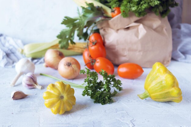 Свежее спелое разнообразие овощей и зелени в экологическом бумажном пакете