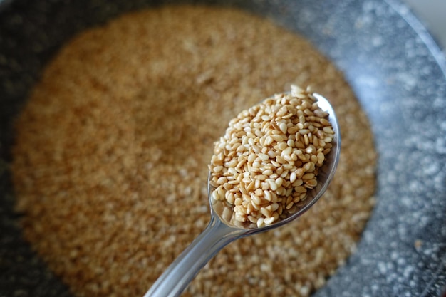 Fresh roasted sesame seedsroasted sesame seeds for pastrycloseup roasted sesame seeds