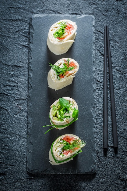 Фото Свежие роллы с лососевым сыром и овощами на закуску