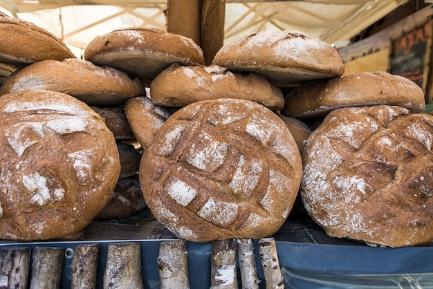 Свежий круглый хлеб на полке для продажи