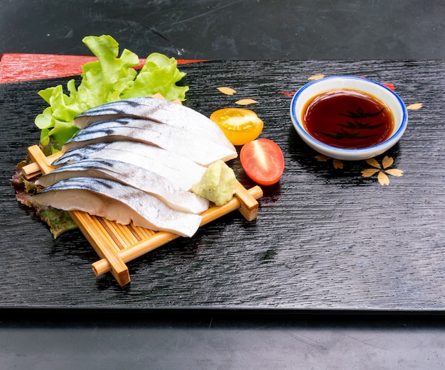 Photo fresh saba raw sashimi with soy sauce