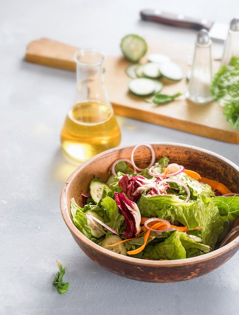 Ciotola di insalata fresca concetto dell'alimento di dieta deliziosa e sana