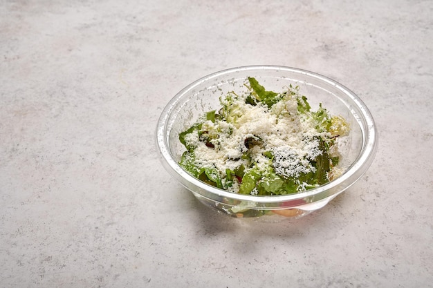 Insalata fresca di verdure fresche con formaggio in contenitore di plastica trasparente concetto di cibo di design