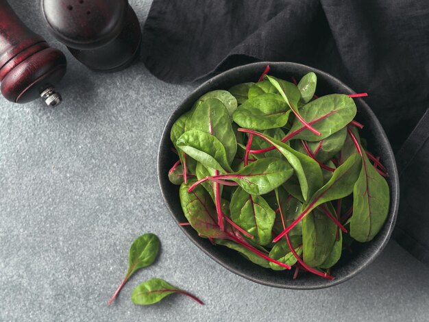 Photo fresh salad of green chard leaves or mangold