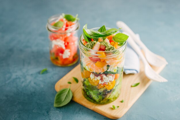 Insalata fresca in barattolo pronto da mangiare