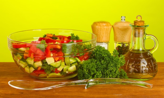 Photo fresh salad and oil on green background