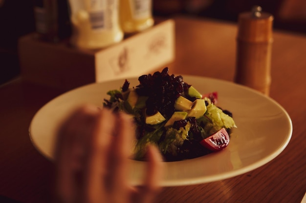 Photo fresh salad plate with mixed greens