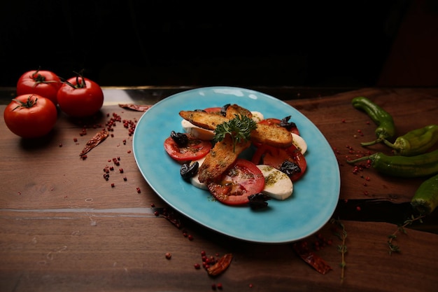 Piatto di insalata fresca con verdure miste