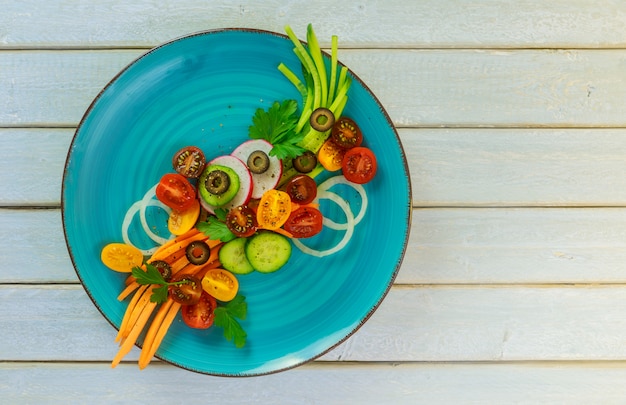 Foto insalata fresca di pomodori di cetrioli e carote