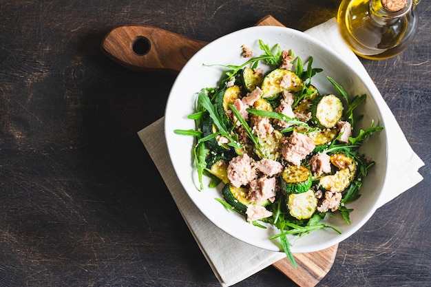 Свежий салат с запеченными цуккини и тунцом из рукколы концепция здоровой и питательной пищи
