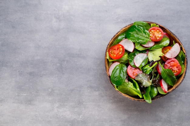 Insalata fresca con spinaci baby e pomodoro, ravanello e insalata.