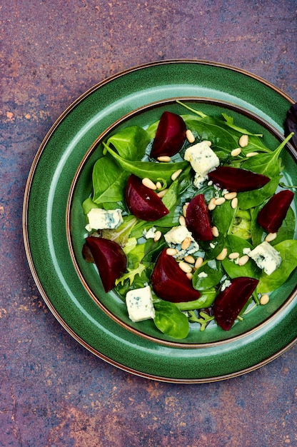 Insalata fresca con formaggio di barbabietola e verdure