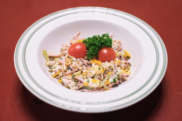 Insalata fresca con petto di pollo rucola e pomodori