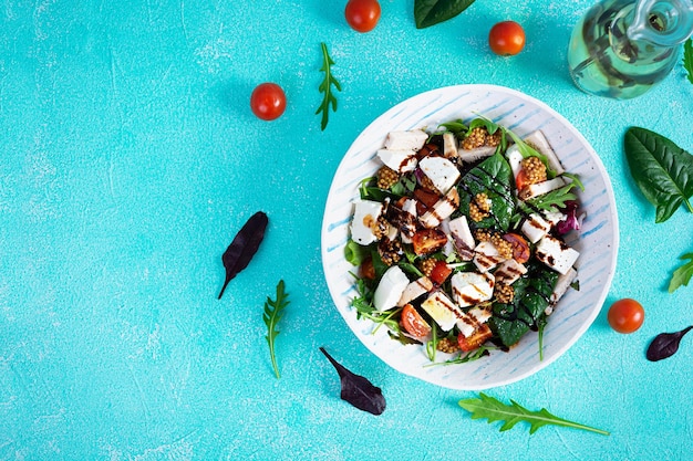 Insalata fresca con pollo, pomodori, erbe aromatiche e formaggio feta cibo sano vista dall'alto