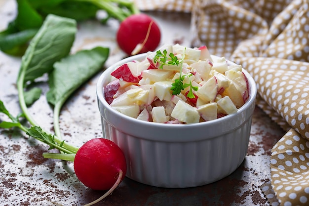 Photo fresh salad with radish and eggs